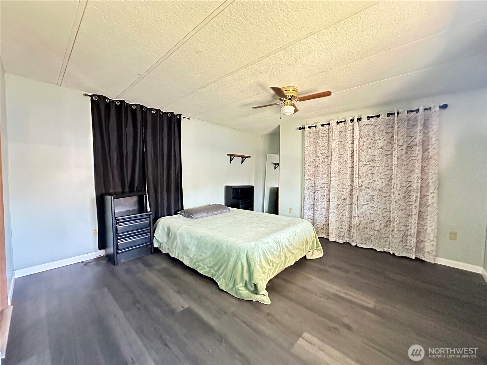 5600 Mt Solo Road, Unit 124 Longview, WA 98632 - Photo 6 of 21 a bedroom with a bed and a chandelier