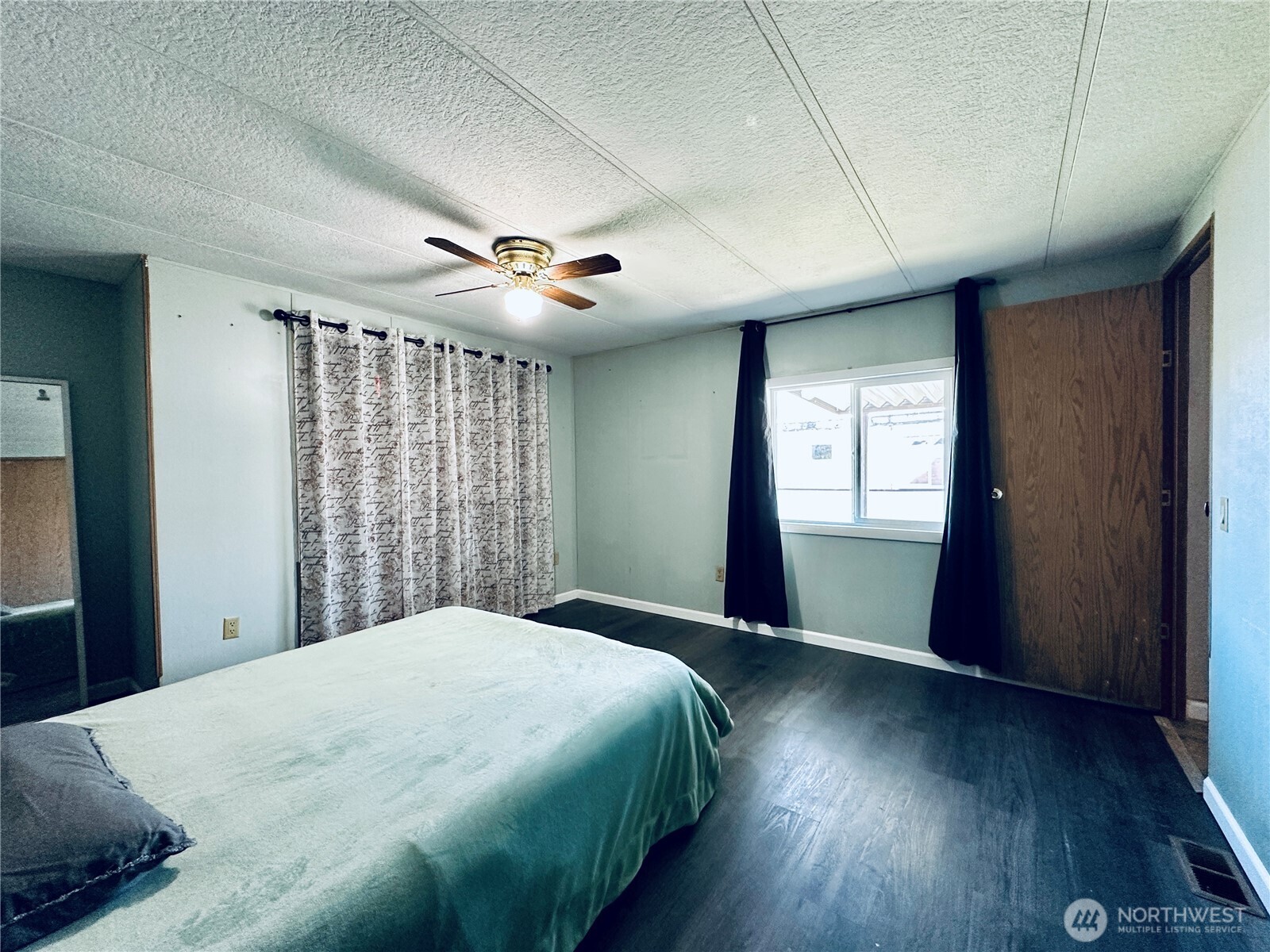 5600 Mt Solo Road, Unit 124 Longview, WA 98632 - Photo 8 of 21 a bedroom with a large bed and a window