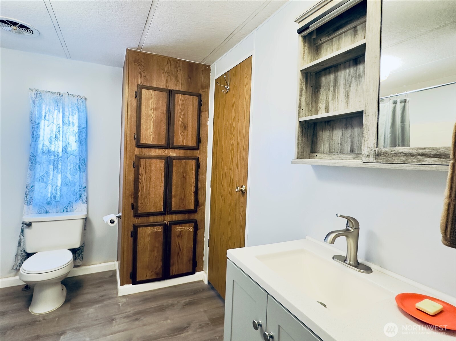 5600 Mt Solo Road, Unit 124 Longview, WA 98632 - Photo 9 of 21 a bathroom with a sink a toilet and shower