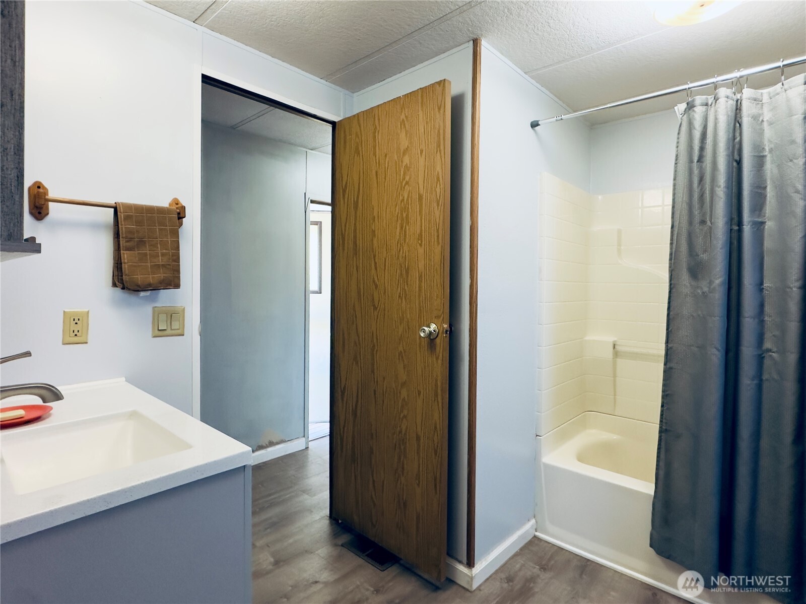 5600 Mt Solo Road, Unit 124 Longview, WA 98632 - Photo 10 of 21 a bathroom with a bathtub and a sink