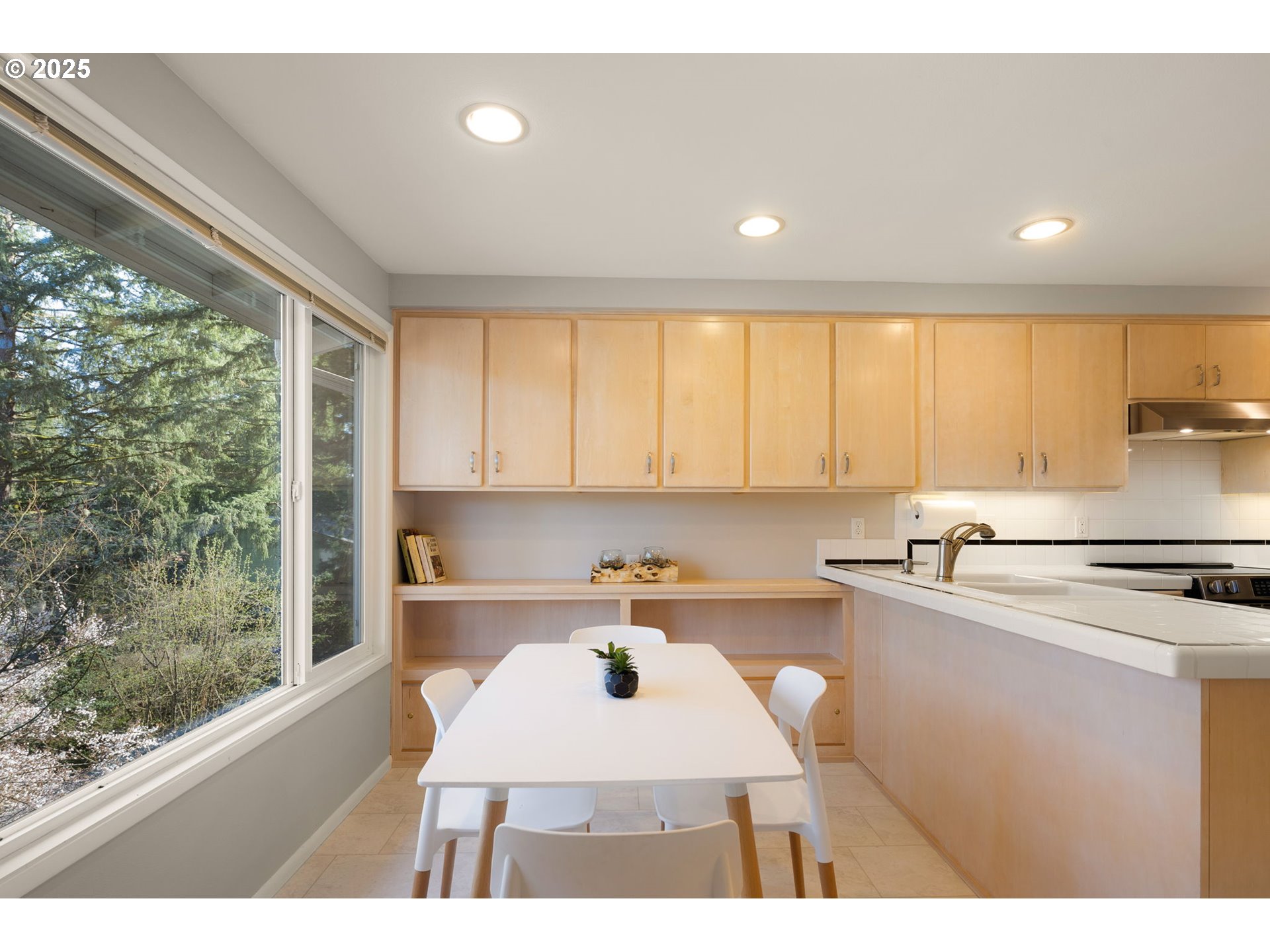 2555 Birch Lane Eugene, OR 97403 - Photo 11 of 40