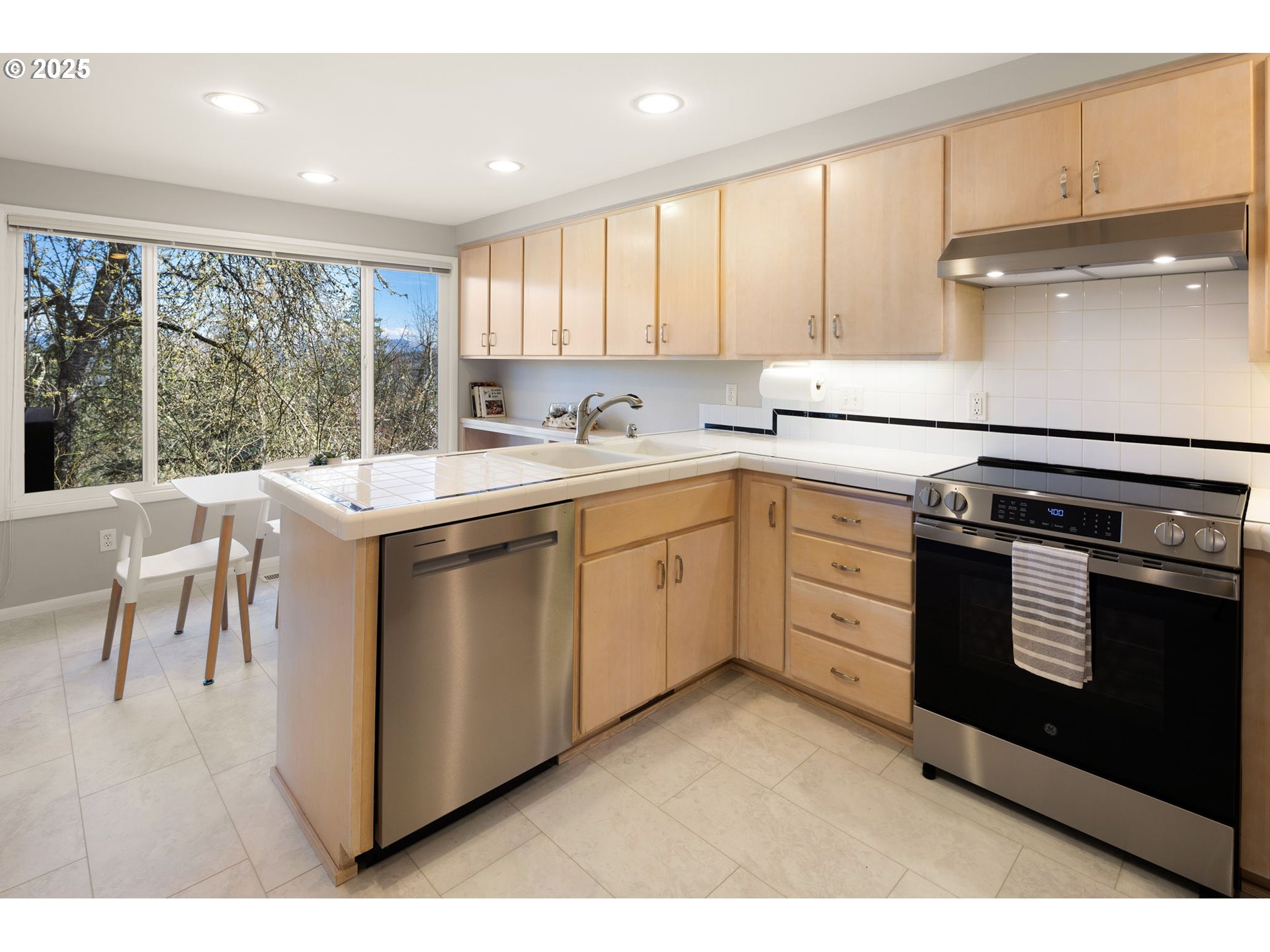 2555 Birch Lane Eugene, OR 97403 - Photo 8 of 40