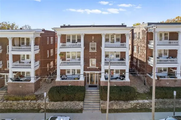 $210,000 | 311 East 43rd Street, Unit 3W, Kansas City, MO 64111