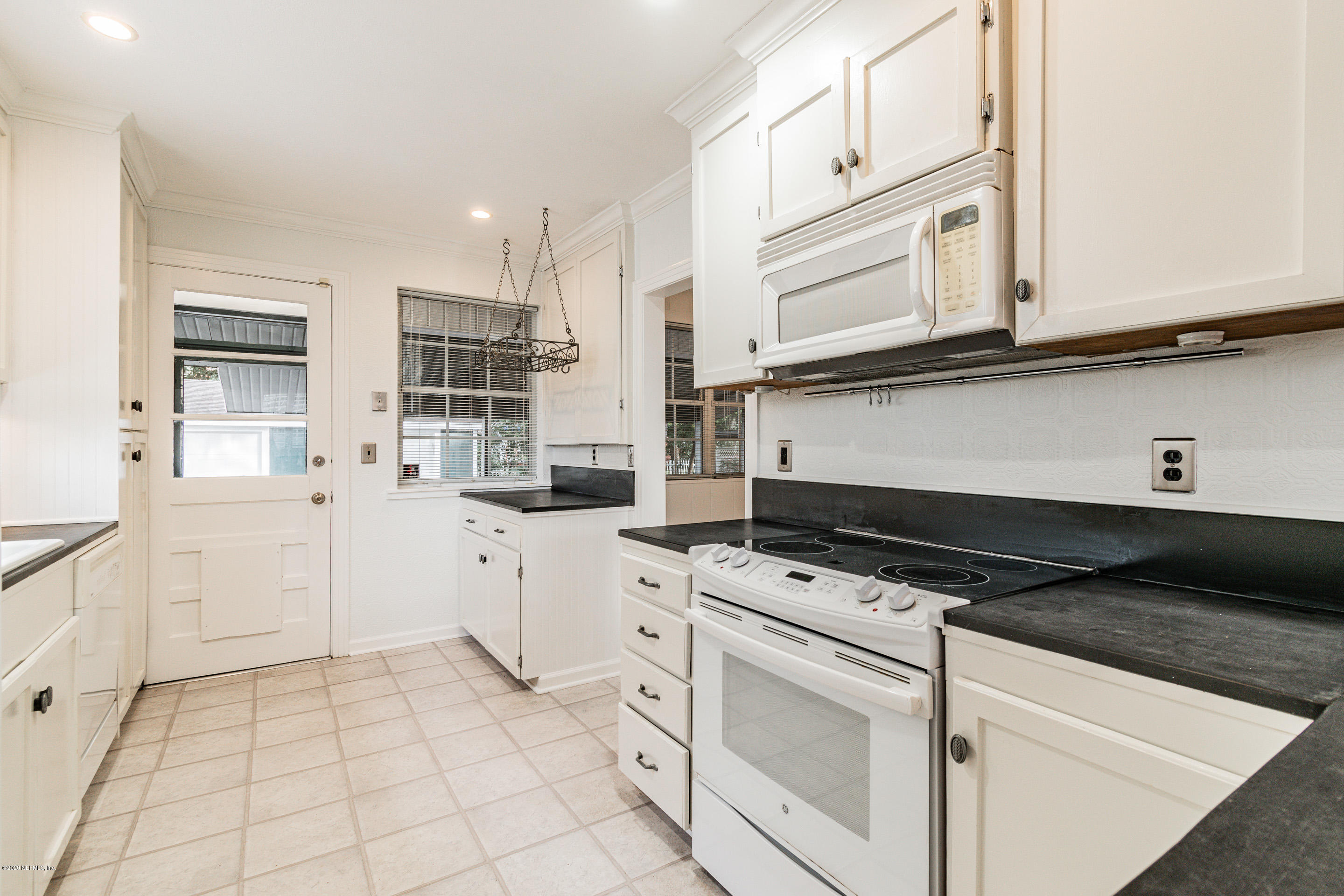 1371 Nicholson Road Jacksonville, FL 32207 - Photo 12 of 47 Kitchen