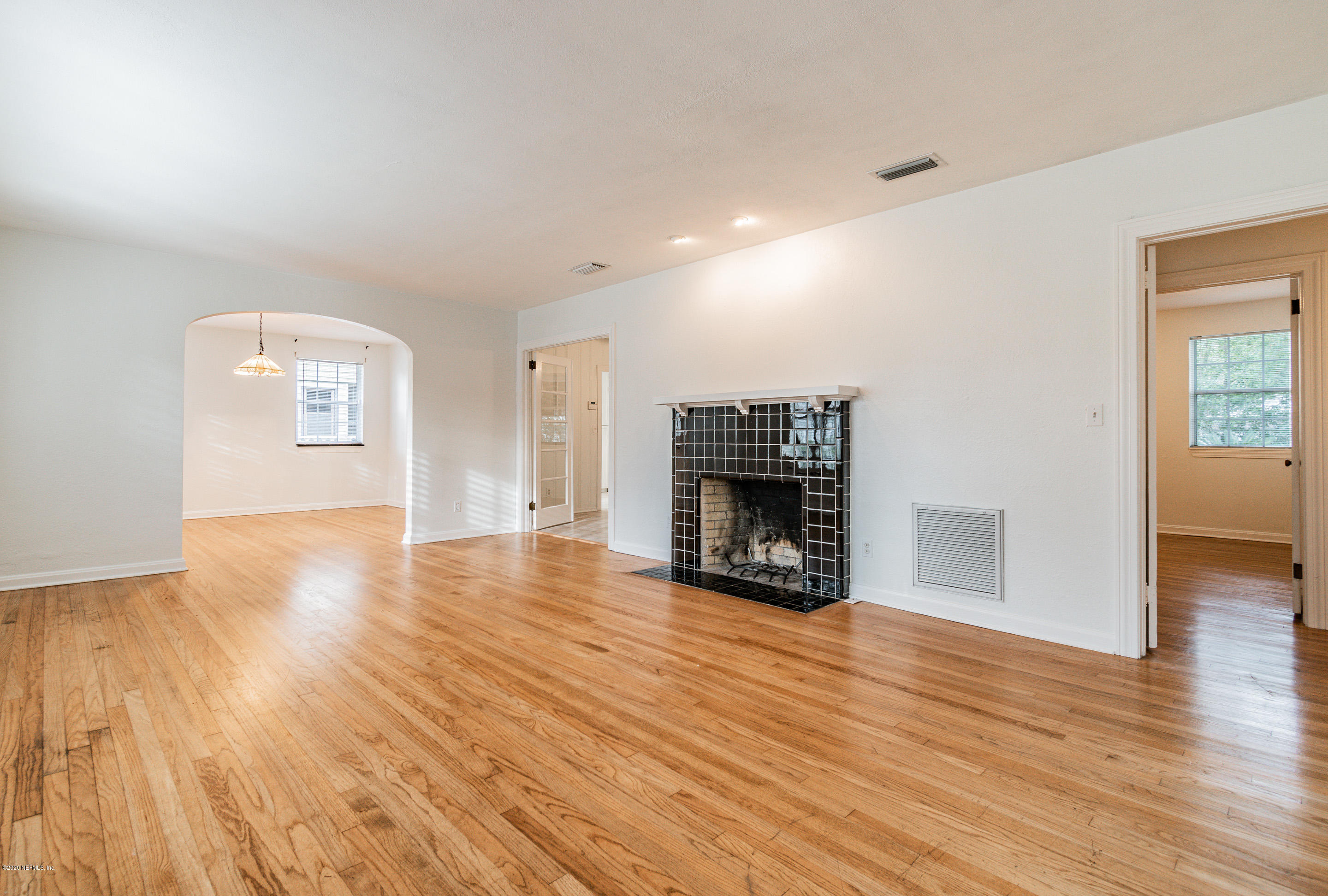 1371 Nicholson Road Jacksonville, FL 32207 - Photo 5 of 47 Living room