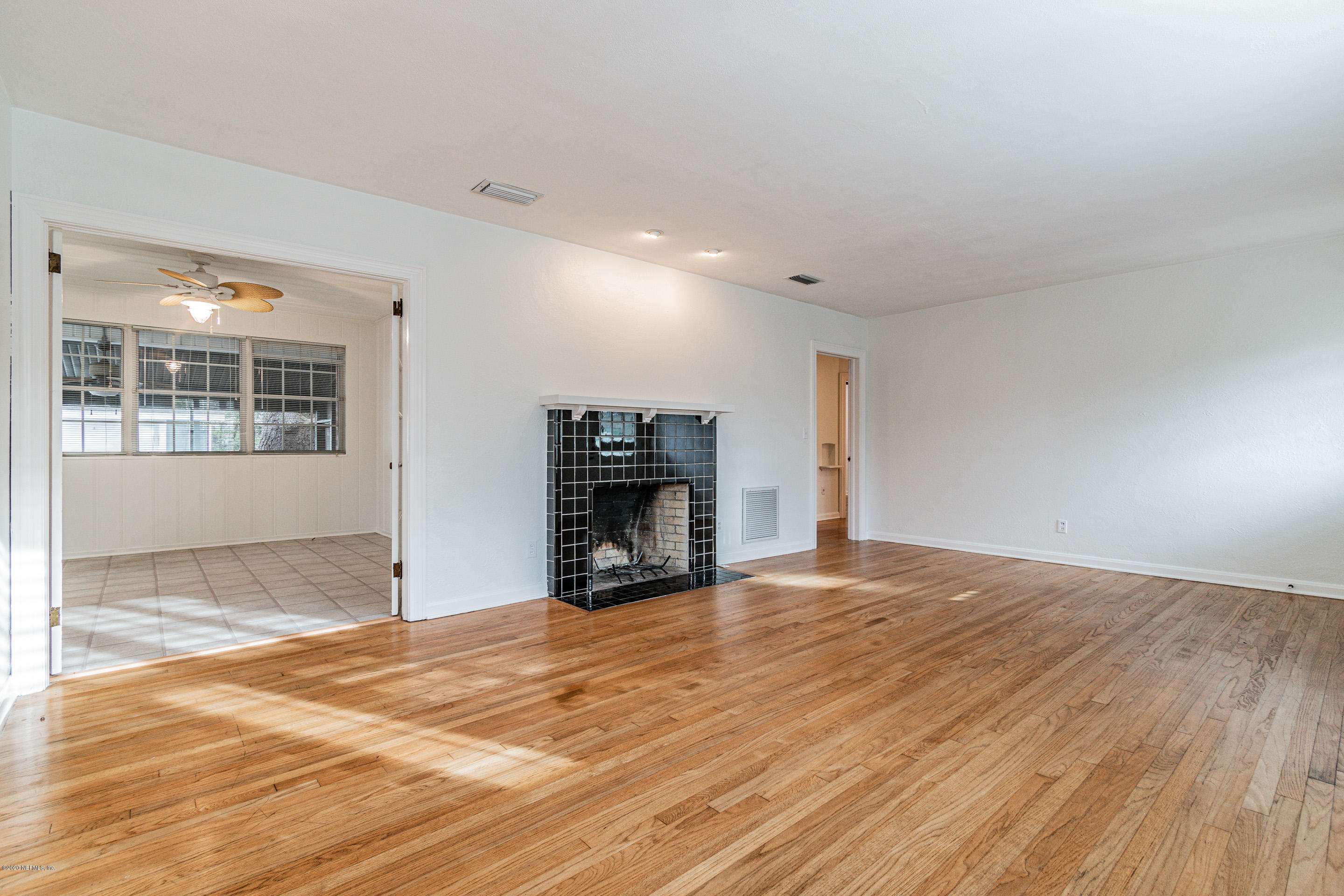 1371 Nicholson Road Jacksonville, FL 32207 - Photo 7 of 47 Living room
