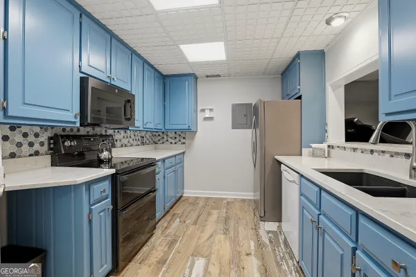 a en suite bathroom with a sink and a mirror