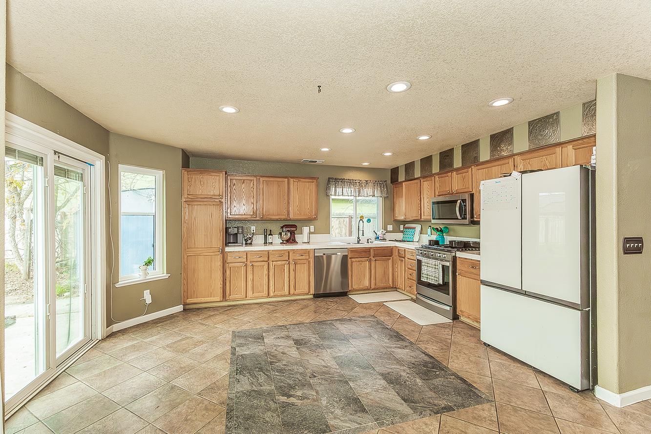 671 Cambria Lane Lemoore, CA 93245 - Photo 12 of 45