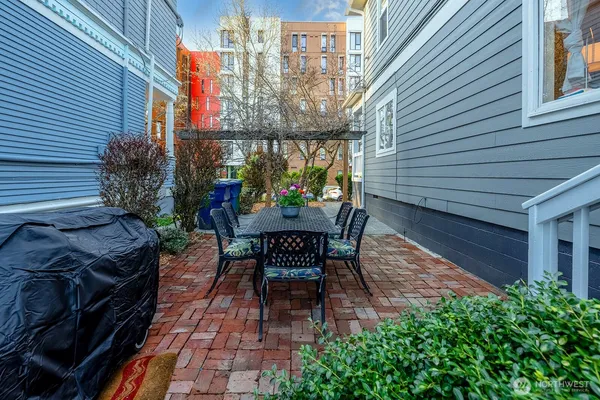 $975,000 | 2315 East Spring Street, Seattle, WA 98122