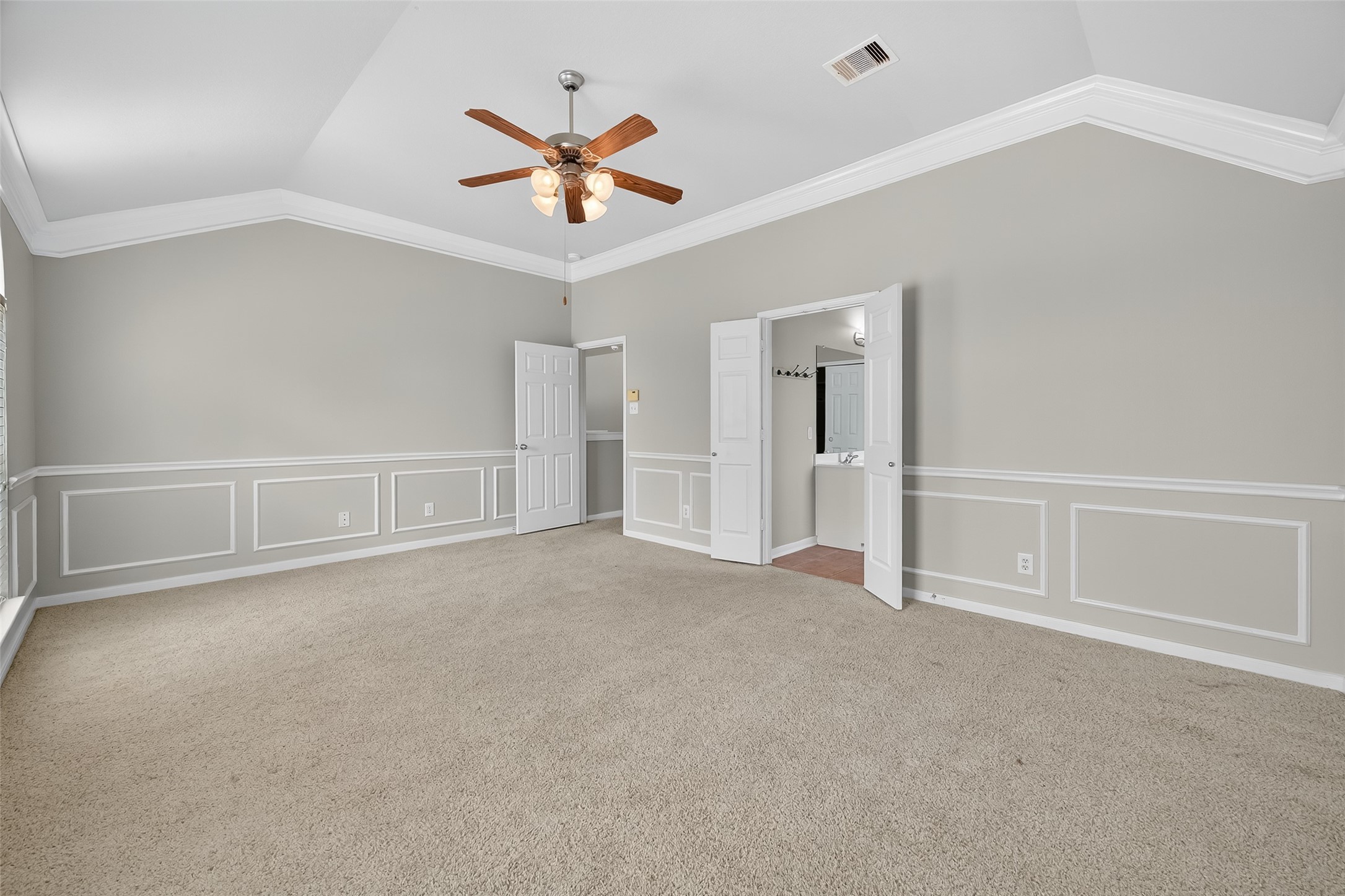12902 Crystal Reef Court Pearland, TX 77584 - Photo 29 of 35 an empty room with closet and a ceiling fan