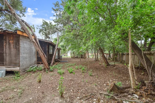 a view of a house with a backyard