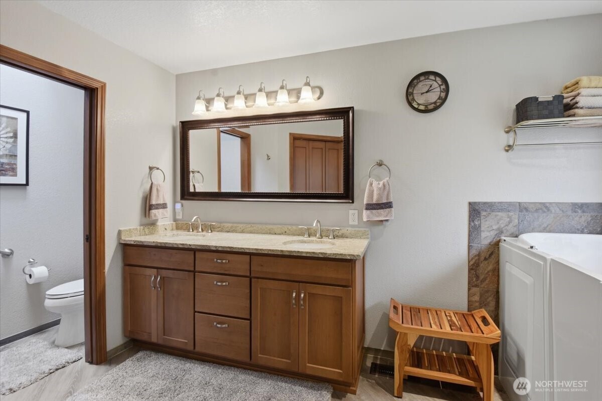 1123 Southwest Kalama Loop Oak Harbor, WA 98277 - Photo 15 of 34