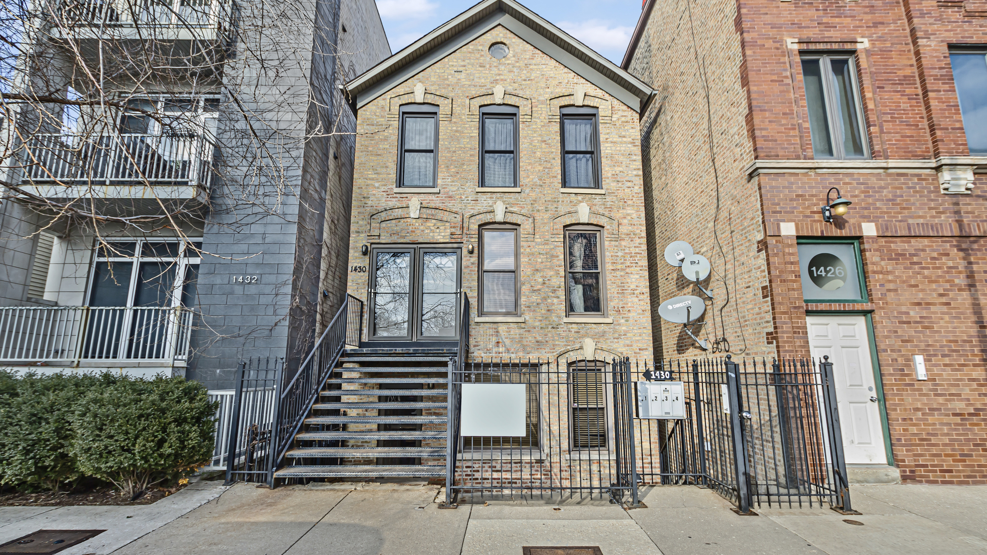 1430 West Chestnut Street, Unit 1 Chicago, IL 60642 - Photo 1 of 14 front view of a house with a yard