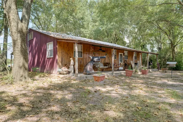 a view of a backyard