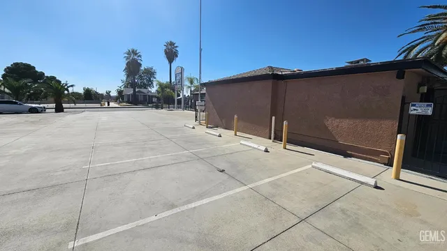 a view of a livingroom with washer and dryer