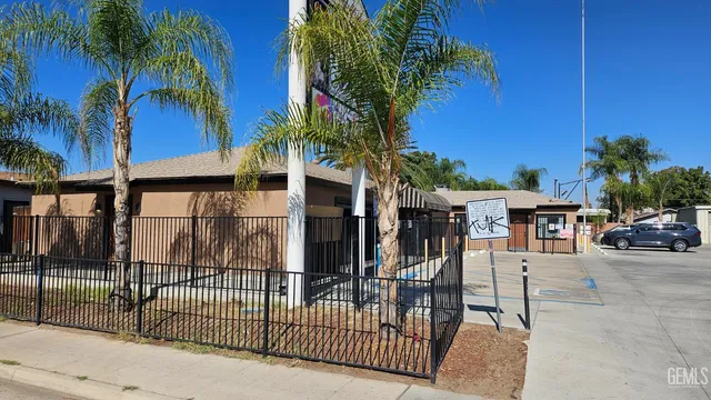 a view of a house with backyard and sitting area