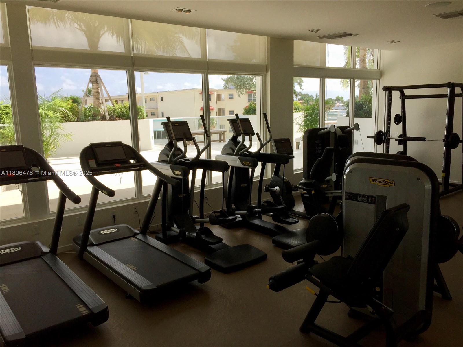 401 North Birch Road, Unit 505 Fort Lauderdale, FL 33304 - Photo 17 of 29 a room with gym equipment and large mirror