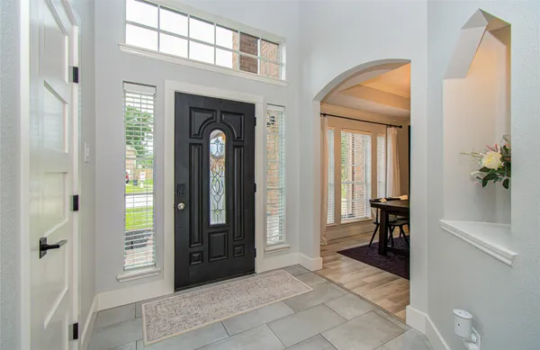 a view of a entryway and a livingroom with a dinning area