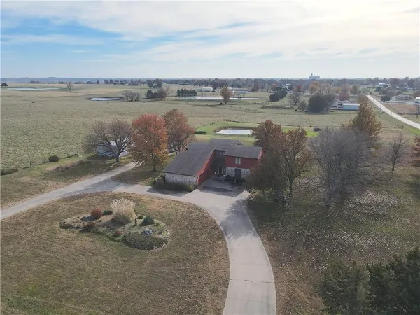 $475,000 | 25025 Northeast 1850 Road, Garnett, KS 66032