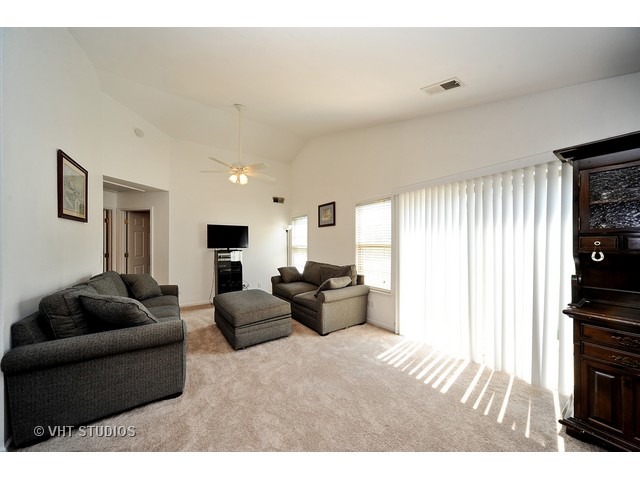 937 Ridgefield Lane Wheeling, IL 60090 - Photo 2 of 11