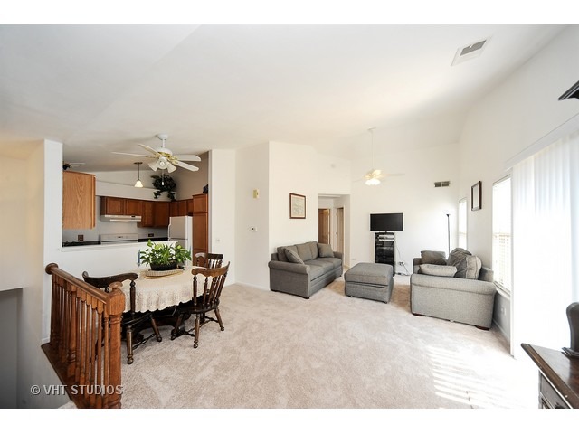 937 Ridgefield Lane Wheeling, IL 60090 - Photo 3 of 11