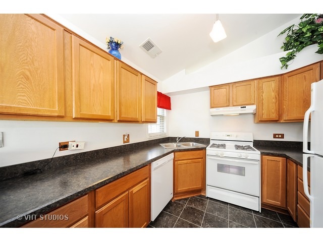 937 Ridgefield Lane Wheeling, IL 60090 - Photo 4 of 11