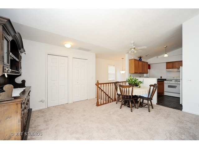 937 Ridgefield Lane Wheeling, IL 60090 - Photo 5 of 11