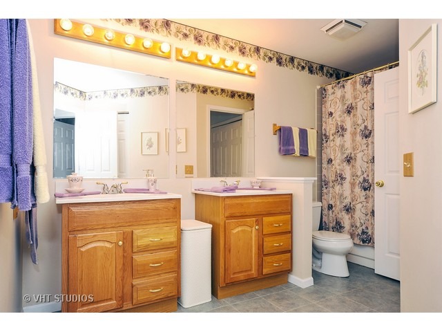937 Ridgefield Lane Wheeling, IL 60090 - Photo 9 of 11