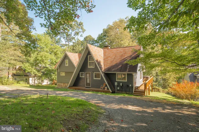 a view of an house with backyard