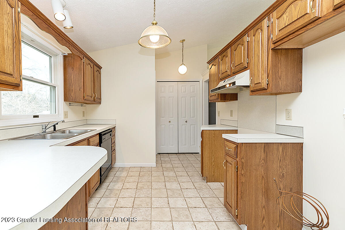 1191 East State Road Lansing, MI 48906 - Photo 12 of 27 _DSC8244