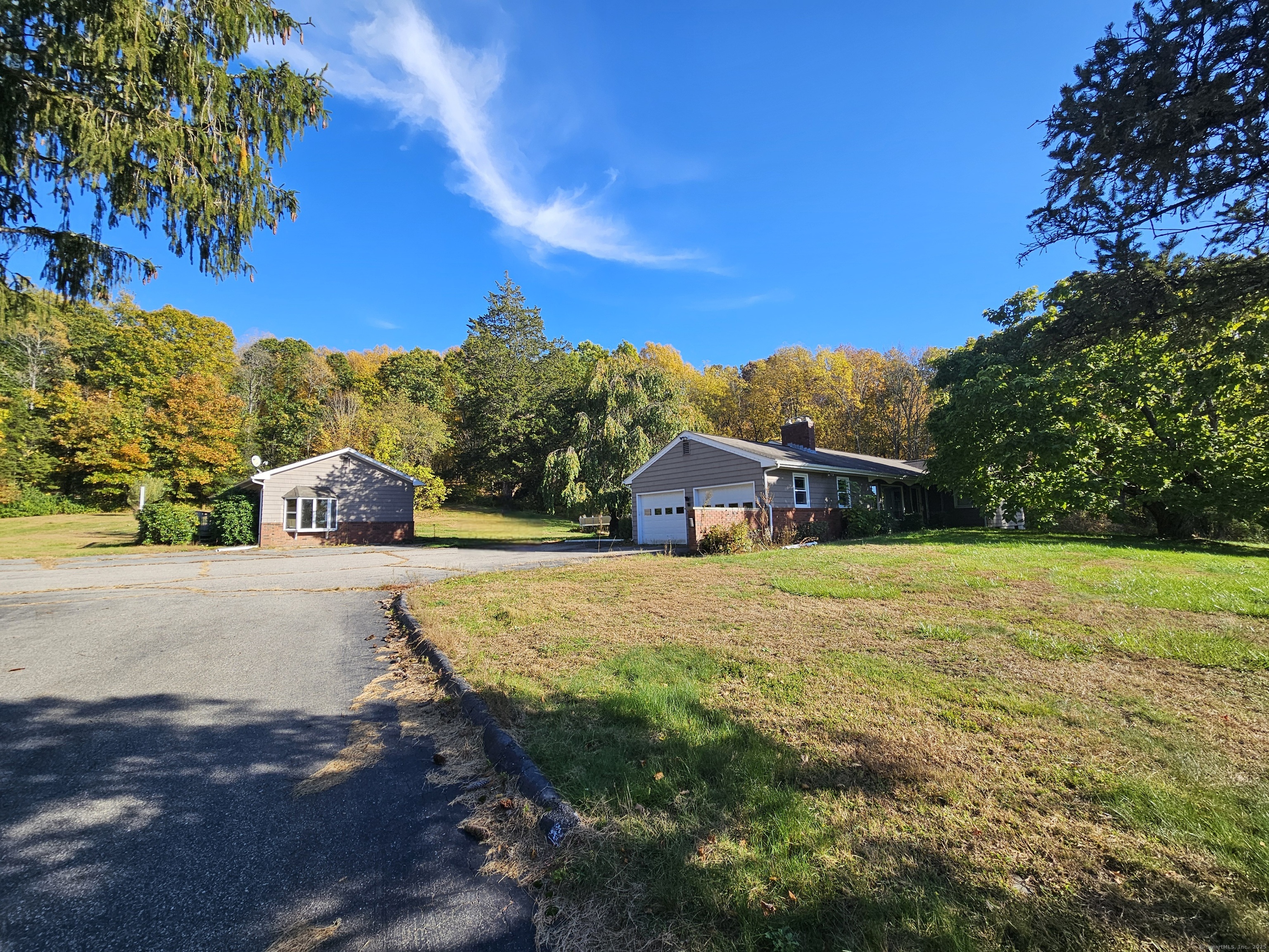 a view of a house with a yard