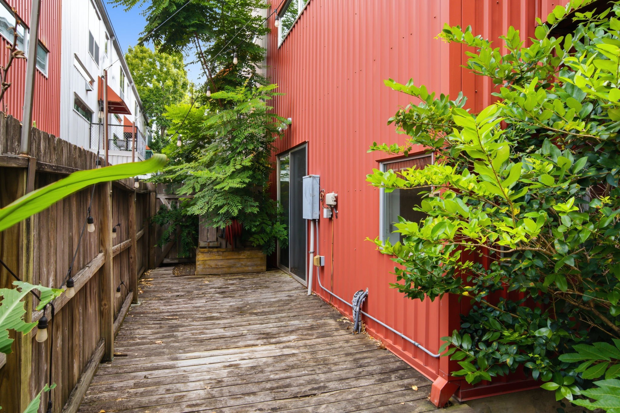2934 Commerce Street Houston, TX 77003 - Photo 10 of 44 a view of a pathway with a plants