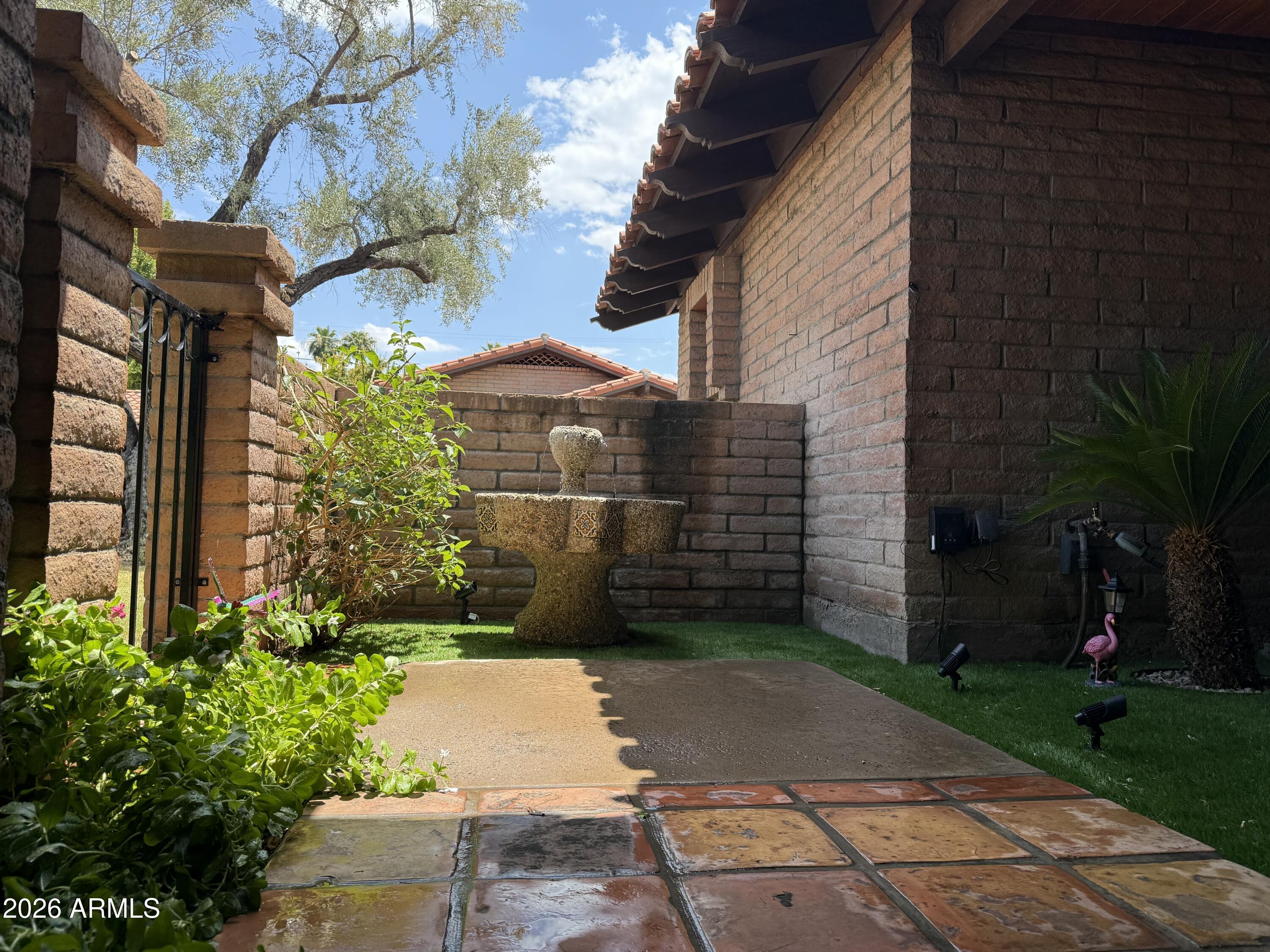 22 West Royal Palm Road Phoenix, AZ 85021 - Photo 17 of 26 a front view of a house with a yard