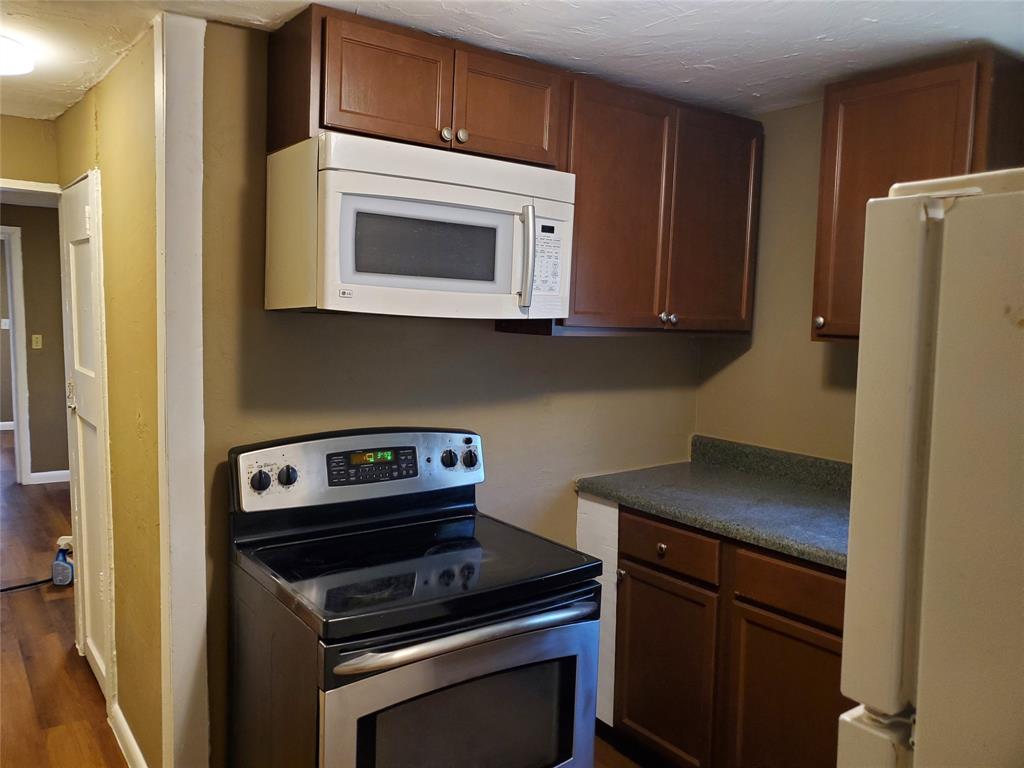 258 Adams Place, Unit 2 Pahokee, FL 33476 - Photo 15 of 25 a kitchen with a stove and a microwave