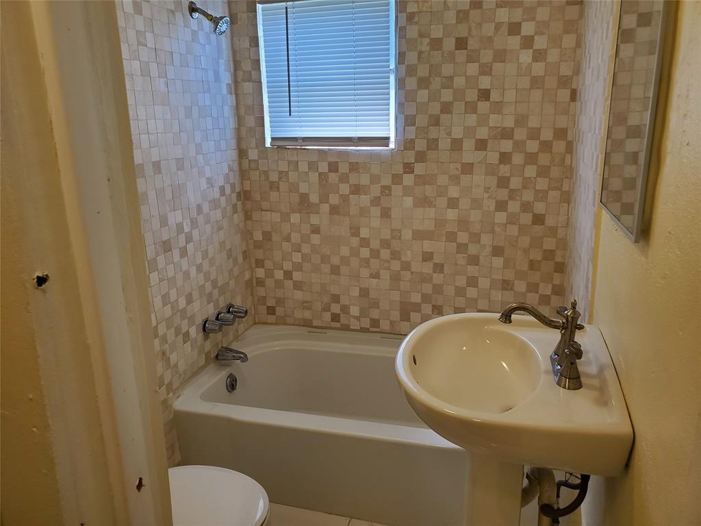 258 Adams Place, Unit 2 Pahokee, FL 33476 - Photo 9 of 25 a bathroom with a sink and a bathtub