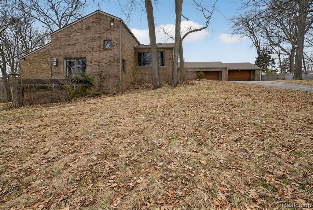 2551 Patterson Lake Road Pinckney, MI 48169 - Photo 19 of 95