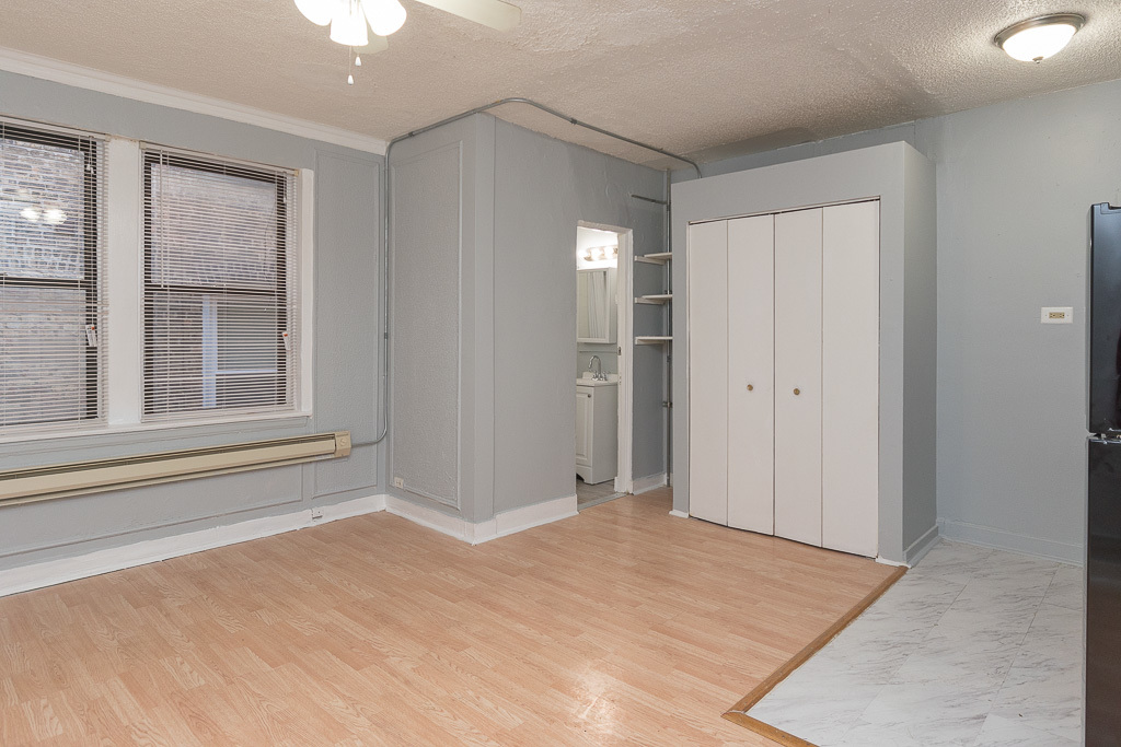 4735 North Beacon Street, Unit 314 Chicago, IL 60640 - Photo 6 of 15 a view of an empty room with a window