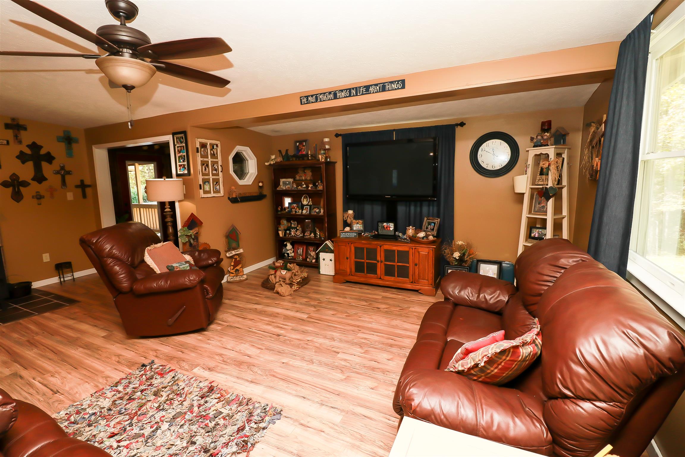 4639 Cathey Ridge Road Manchester, TN 37355 - Photo 5 of 30 a living room with furniture and a large mirror