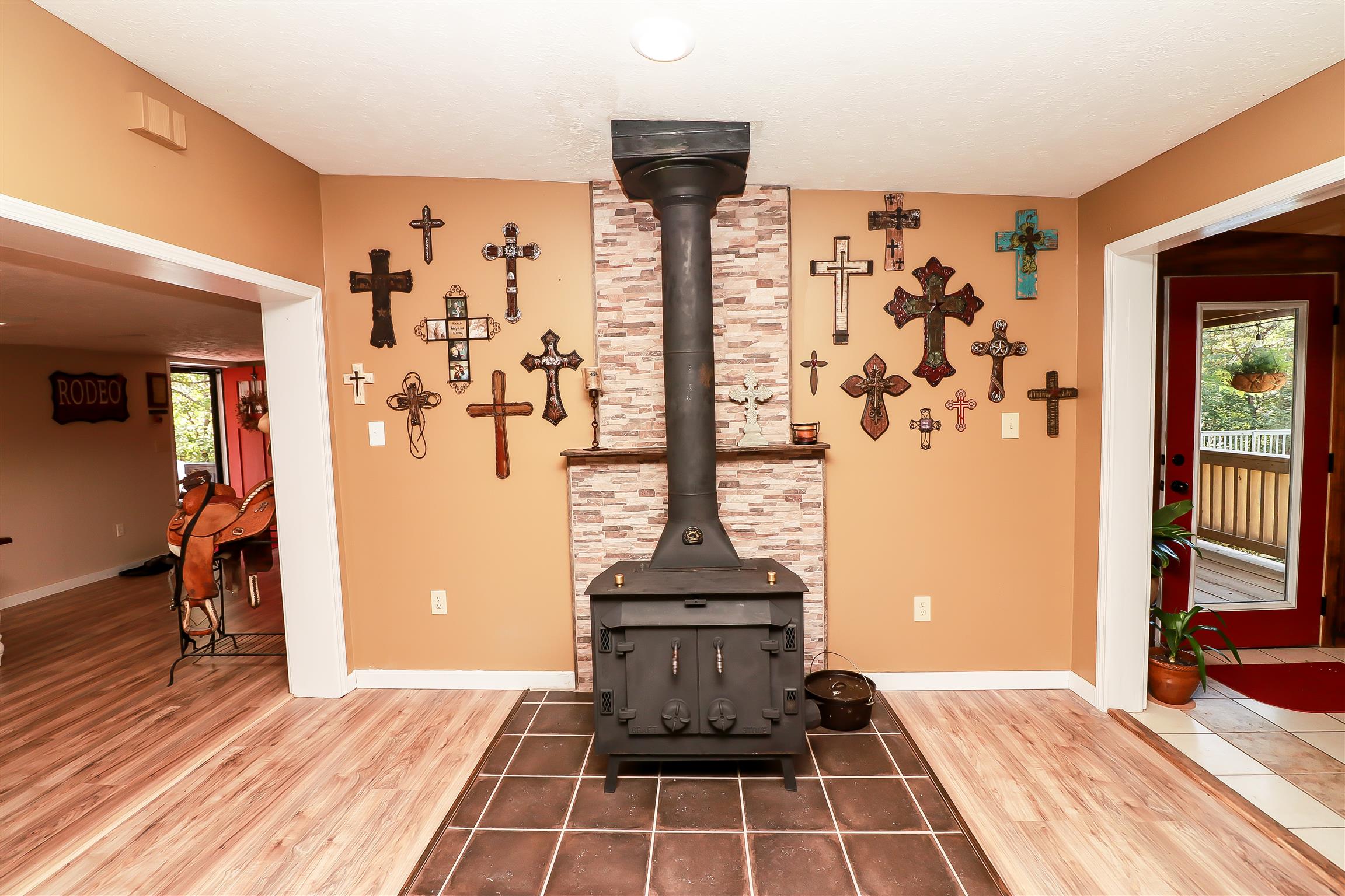 4639 Cathey Ridge Road Manchester, TN 37355 - Photo 6 of 30 a room with a large mirror and furniture