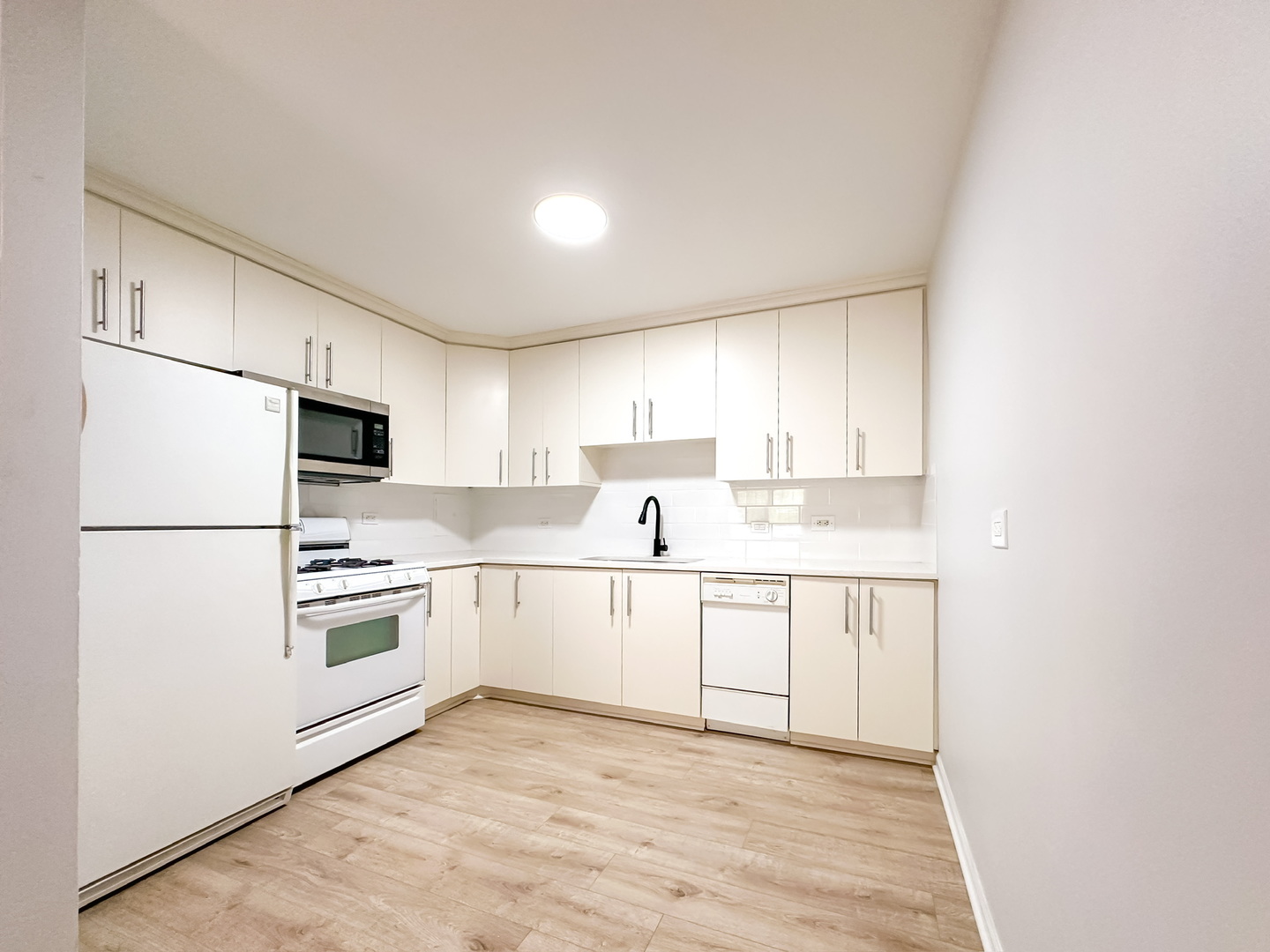 2812 Dundee Road, Unit 15C Northbrook, IL 60062 - Photo 3 of 19 Gallery Image 3