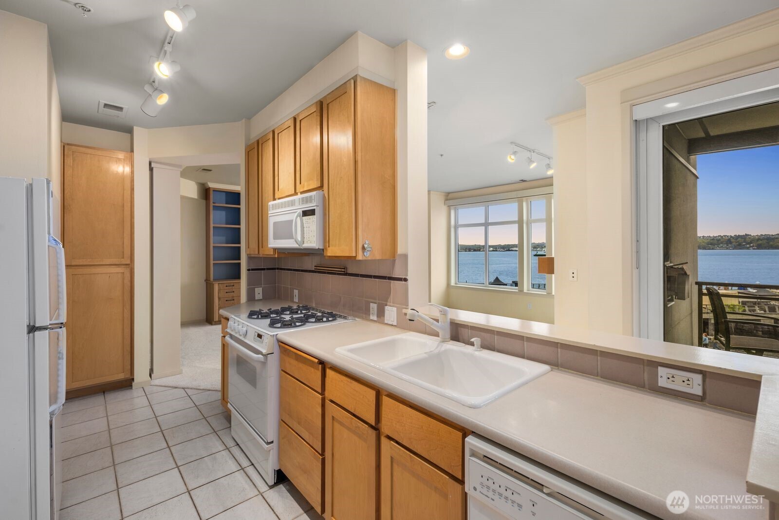 1900 Alaskan Way, Unit 316 Seattle, WA 98101 - Photo 18 of 38