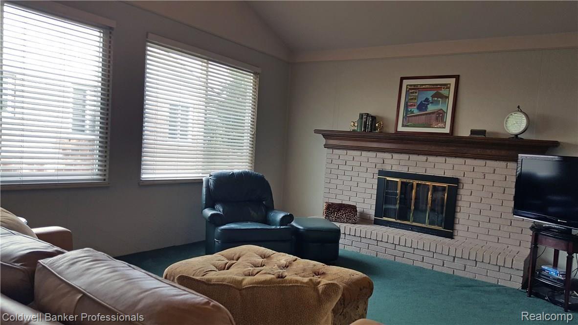75 Foxboro Drive Rochester, MI 48309 - Photo 2 of 5 Family Room.jpg