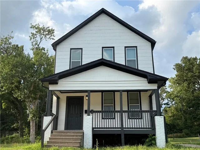 $1,400 | 3722 East 10th Street, Unit B, Kansas City, MO 64127