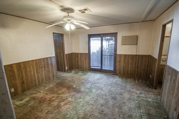 a view of a backyard