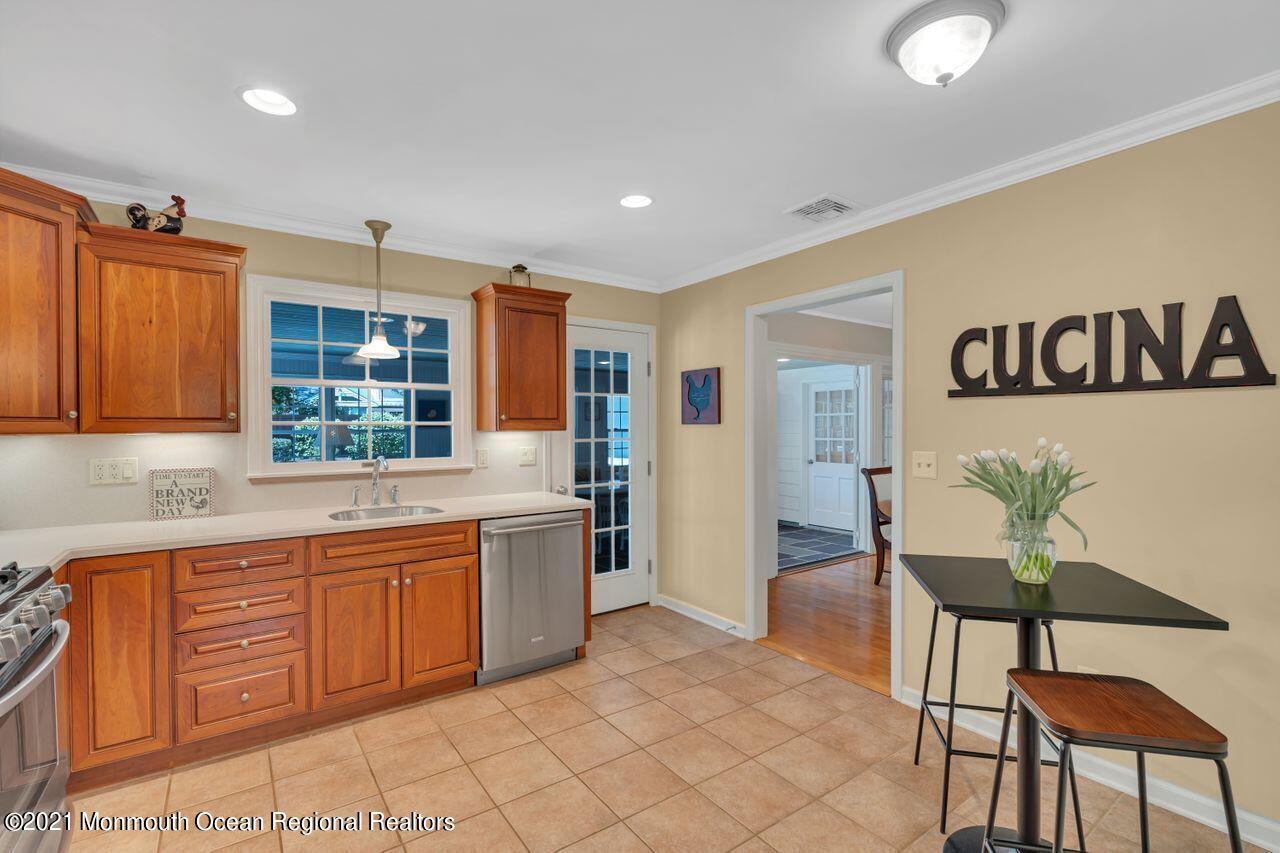 33 Pelican Road Middletown, NJ 07748 - Photo 14 of 45 Kitchen