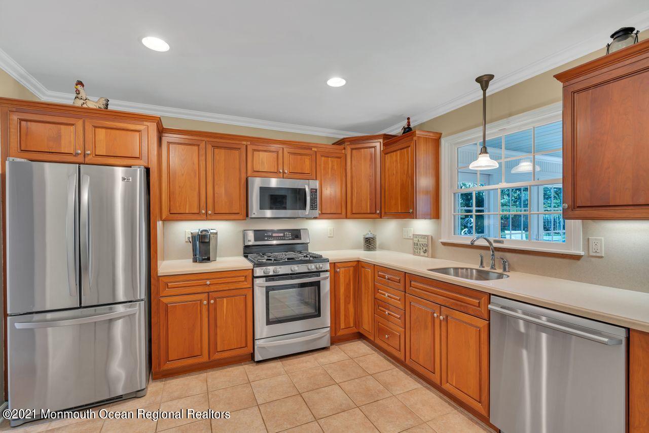 33 Pelican Road Middletown, NJ 07748 - Photo 16 of 45 Kitchen