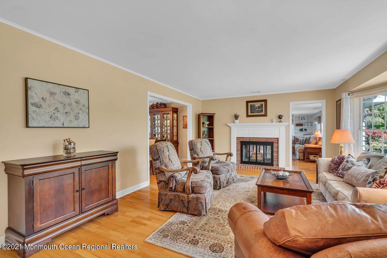 33 Pelican Road Middletown, NJ 07748 - Photo 5 of 45 Living Room