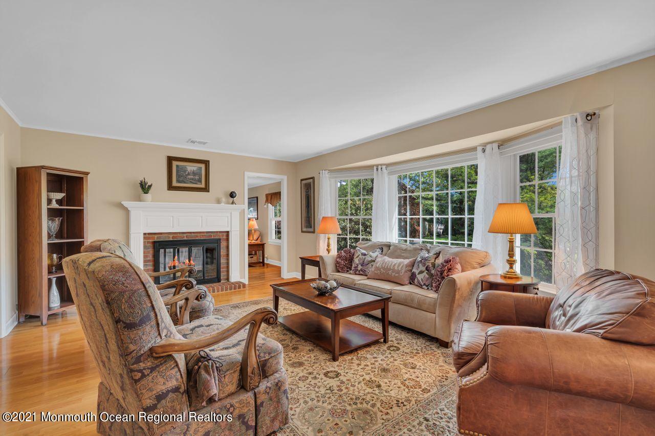 33 Pelican Road Middletown, NJ 07748 - Photo 6 of 45 Living Room