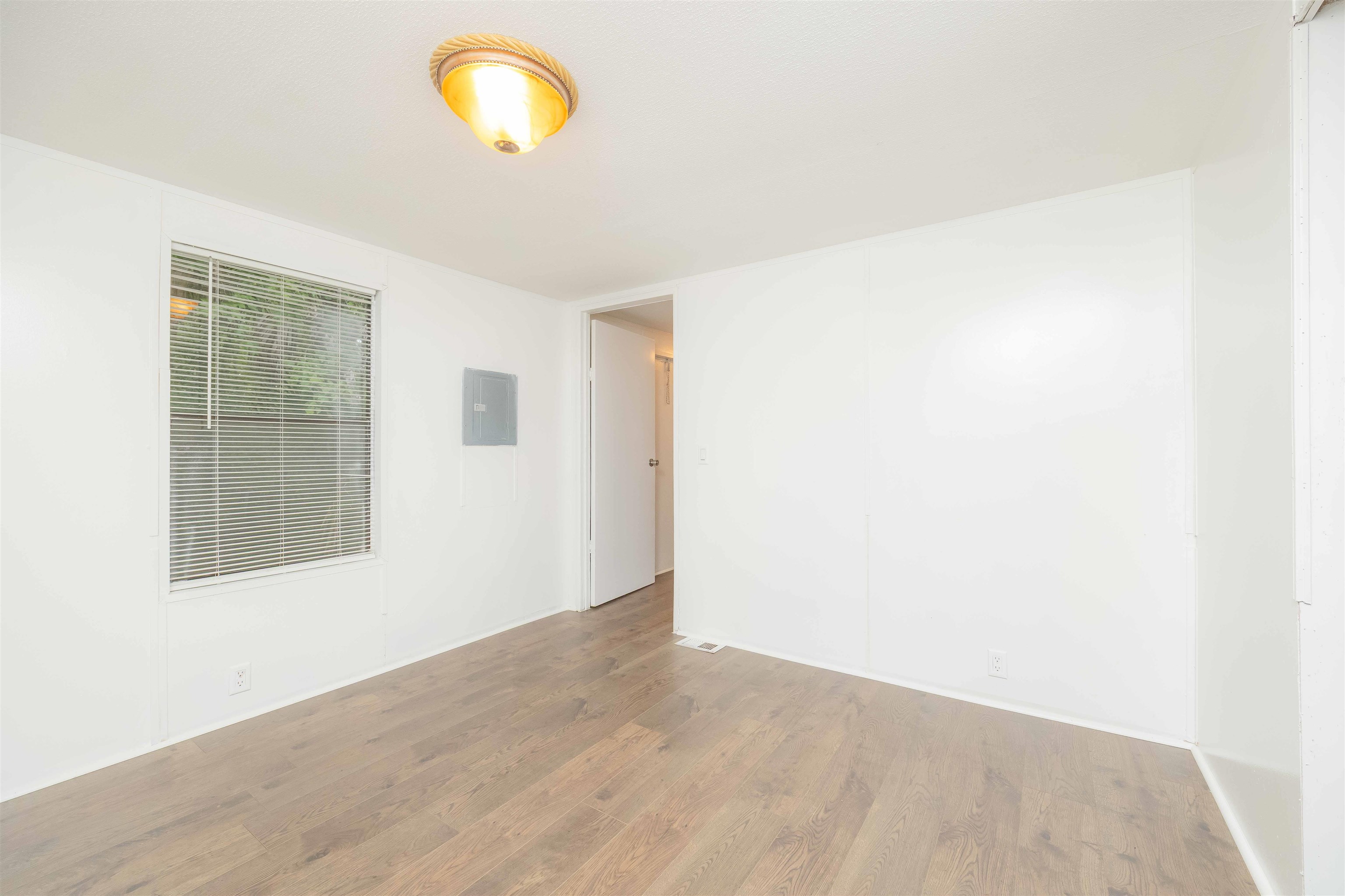 7553 U.S. Rte 1 St. Augustine, FL 32086 - Photo 16 of 16 an empty room with a window