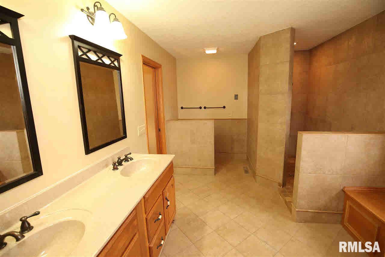 18305 Robbins Road Pleasant Valley, IA 52767 - Photo 11 of 22 Gallery Image 11